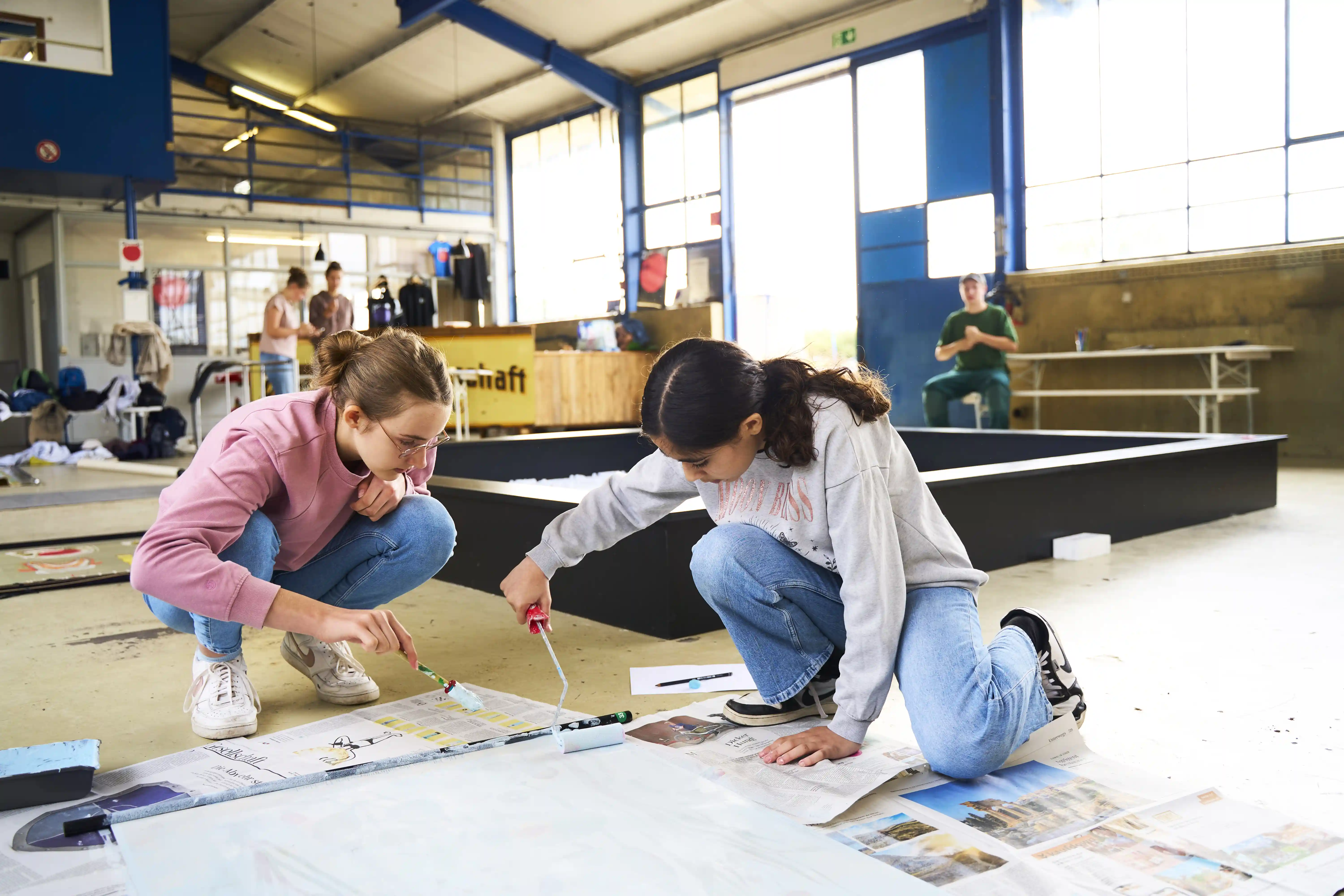 Schülerinnen beim Malen im workshop Botschaften an die Zukunft, KFZ, 2024